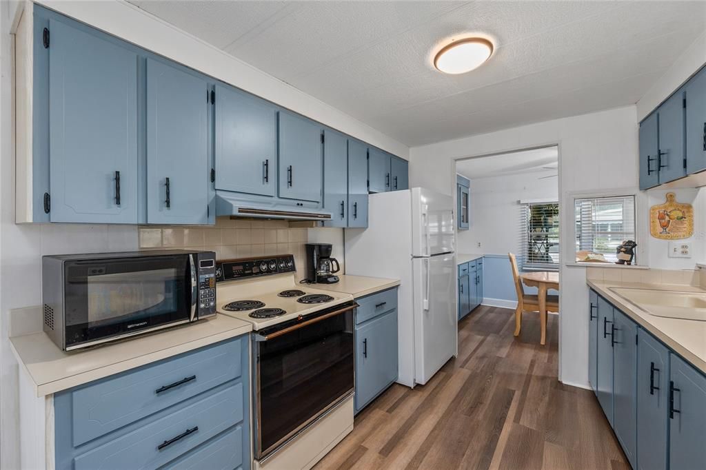 For Sale: $177,000 (2 beds, 2 baths, 1064 Square Feet)