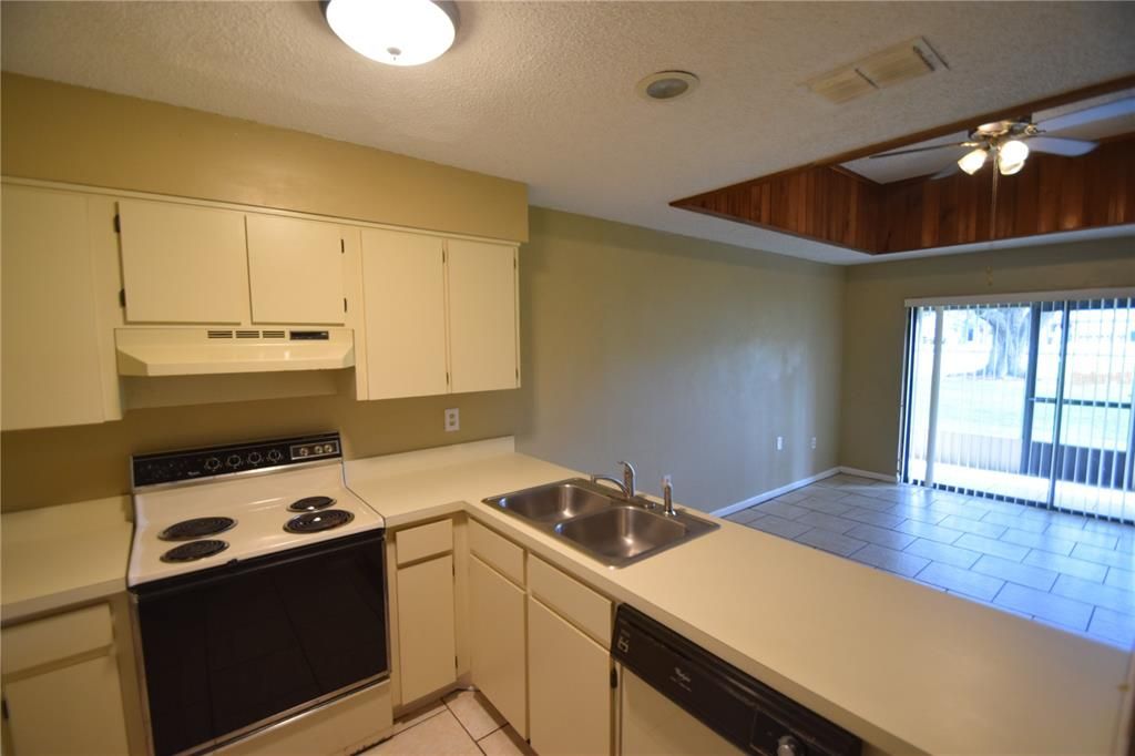 For Sale: $119,900 (2 beds, 1 baths, 662 Square Feet)