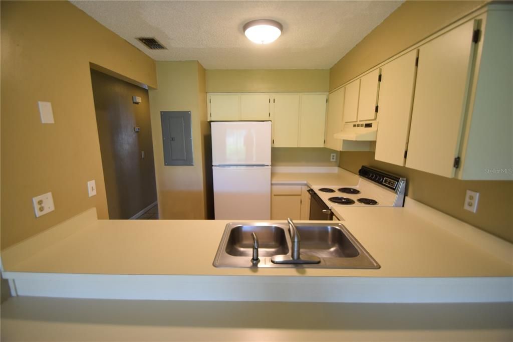 For Sale: $119,900 (2 beds, 1 baths, 662 Square Feet)