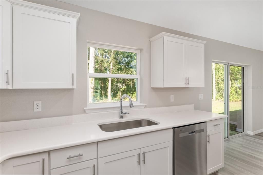 合同活跃: $279,900 (3 贝兹, 2 浴室, 1695 平方英尺)