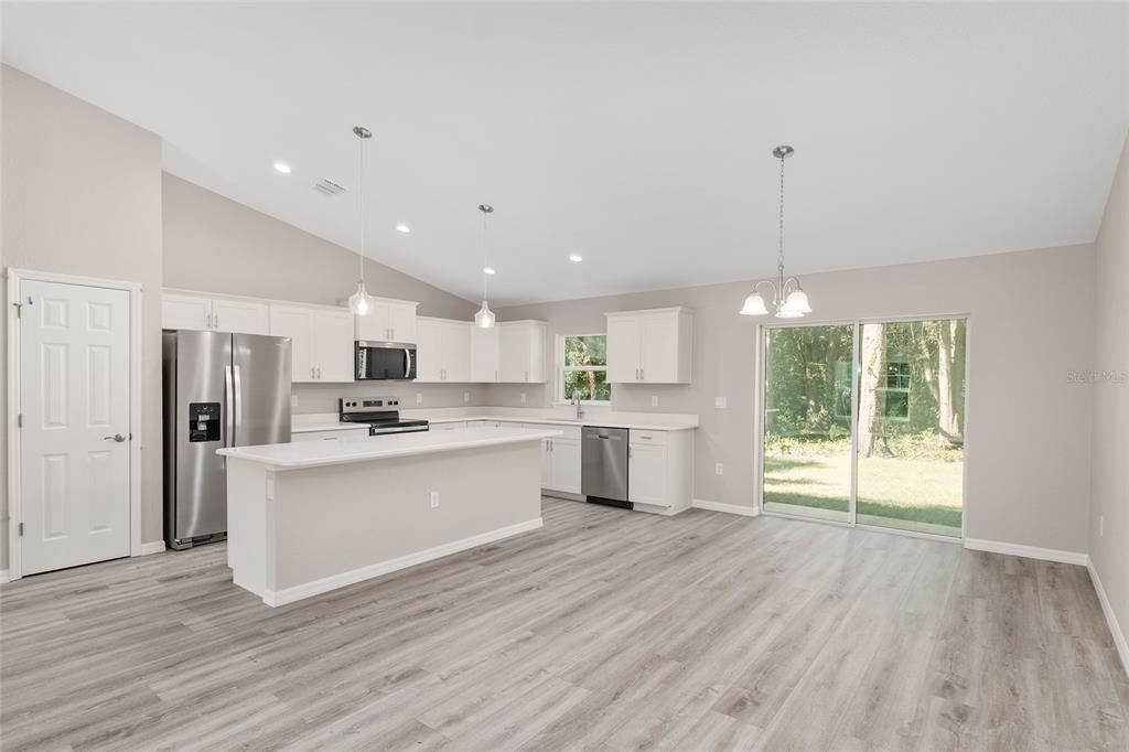 合同活跃: $279,900 (3 贝兹, 2 浴室, 1695 平方英尺)