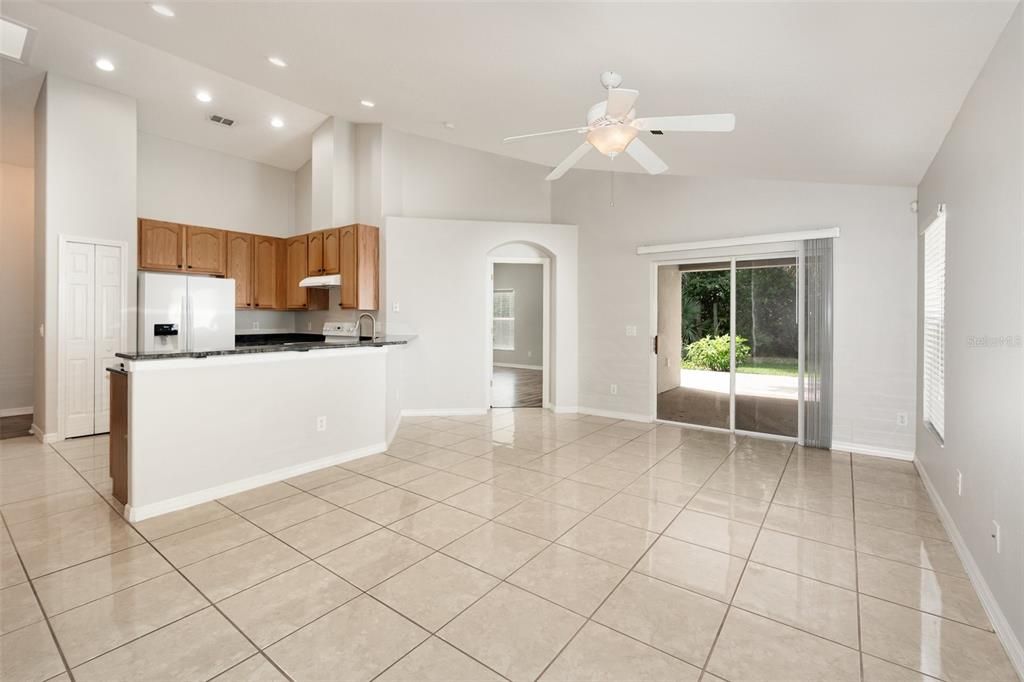 Под контрактом: $2,400 (3 спален, 2 ванн, 1806 Квадратных фут)