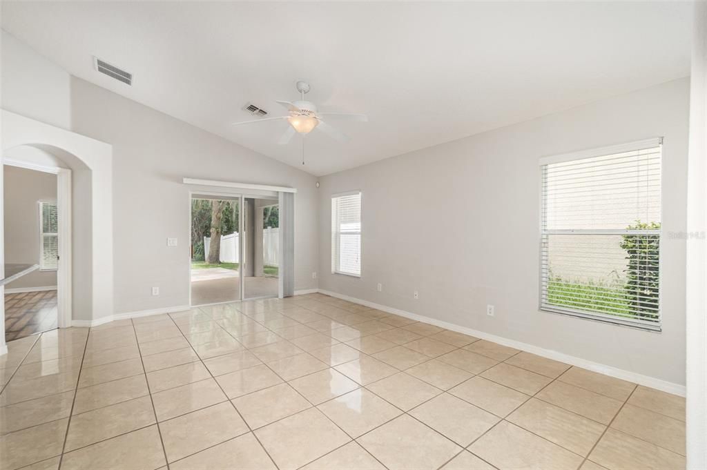 Под контрактом: $2,400 (3 спален, 2 ванн, 1806 Квадратных фут)