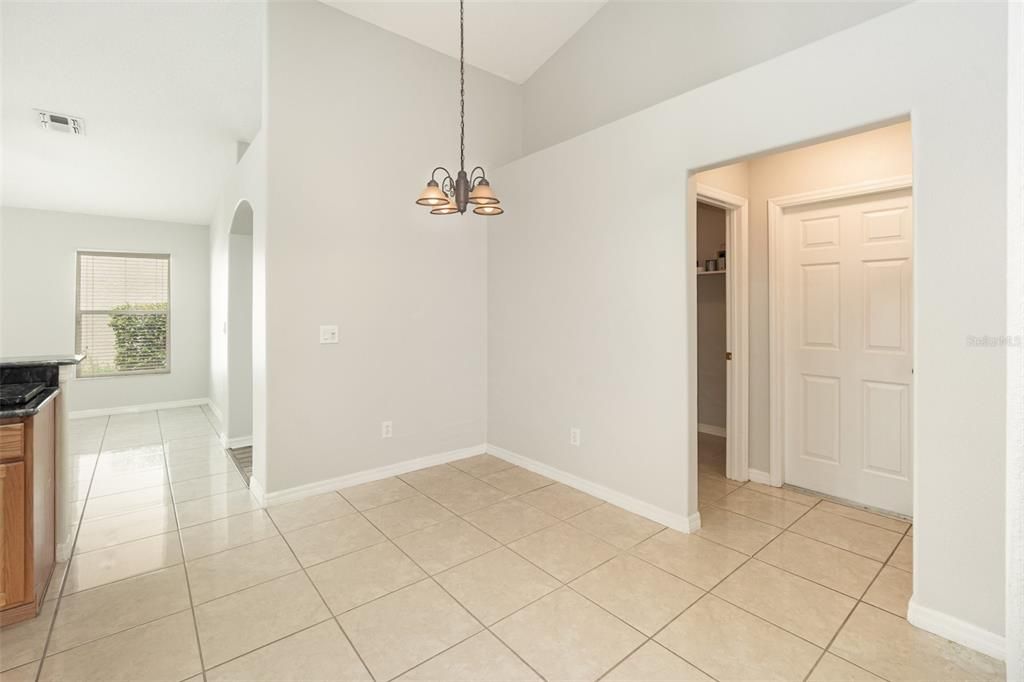 Под контрактом: $2,400 (3 спален, 2 ванн, 1806 Квадратных фут)