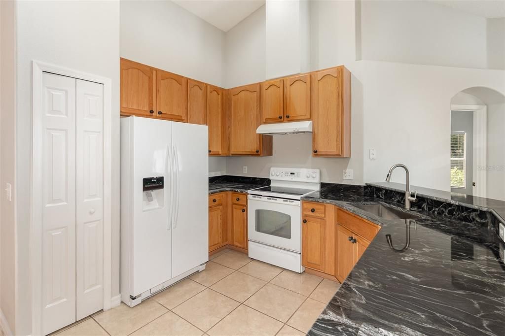 Под контрактом: $2,400 (3 спален, 2 ванн, 1806 Квадратных фут)