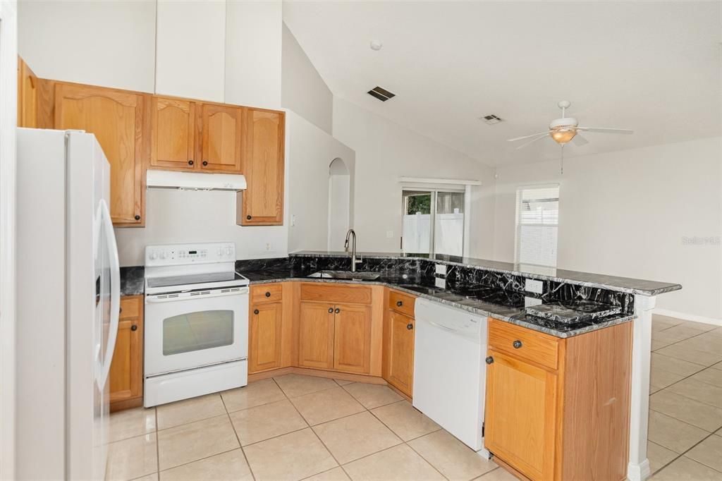 Под контрактом: $2,400 (3 спален, 2 ванн, 1806 Квадратных фут)