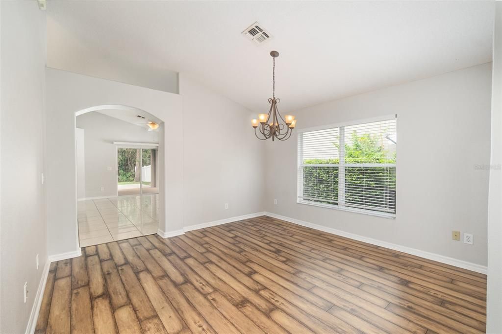 Под контрактом: $2,400 (3 спален, 2 ванн, 1806 Квадратных фут)