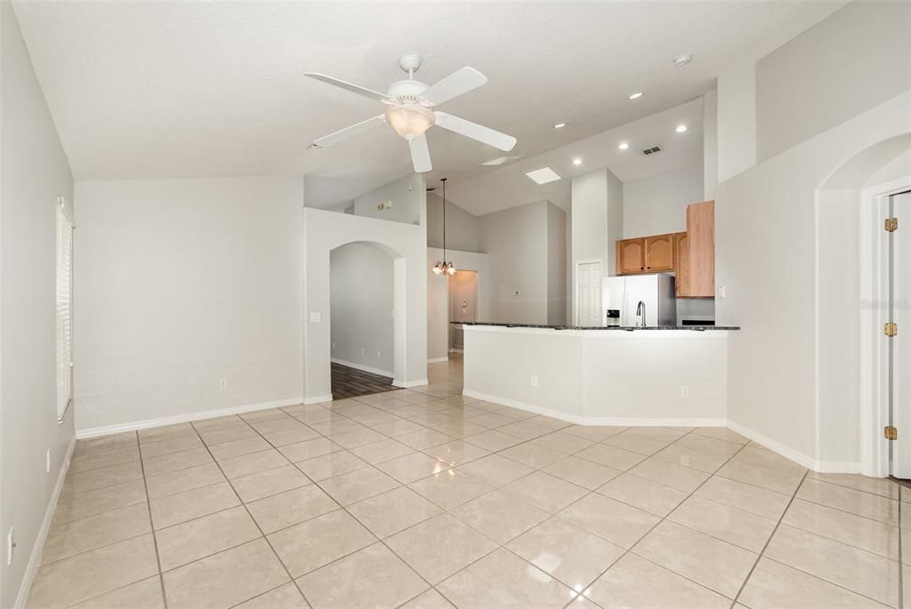 Под контрактом: $2,400 (3 спален, 2 ванн, 1806 Квадратных фут)