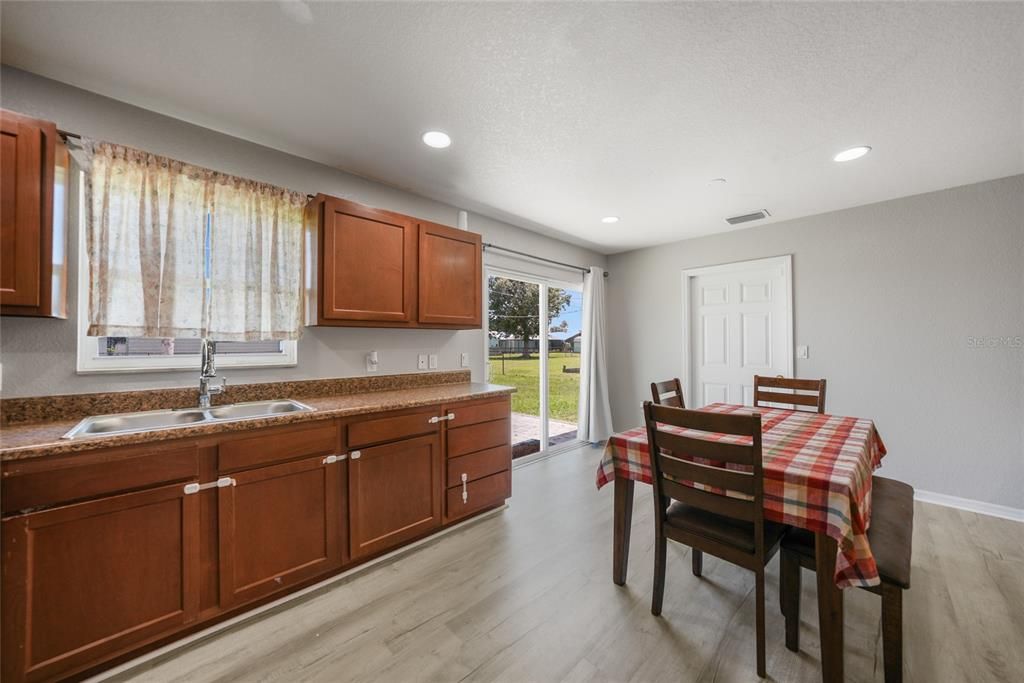 合同活跃: $229,000 (3 贝兹, 2 浴室, 1112 平方英尺)