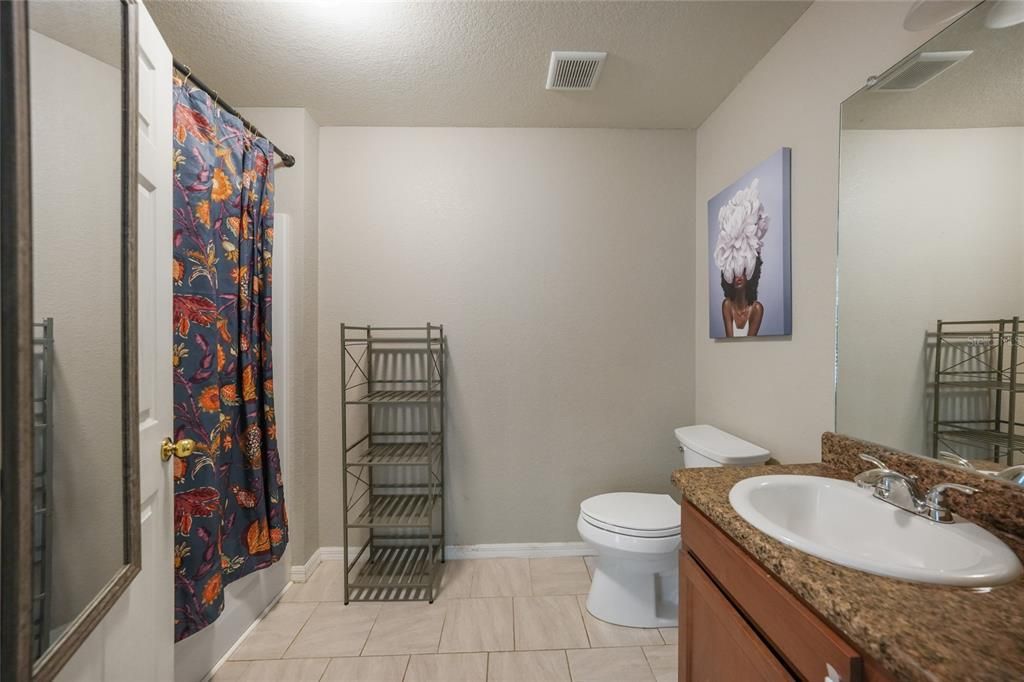 合同活跃: $229,000 (3 贝兹, 2 浴室, 1112 平方英尺)