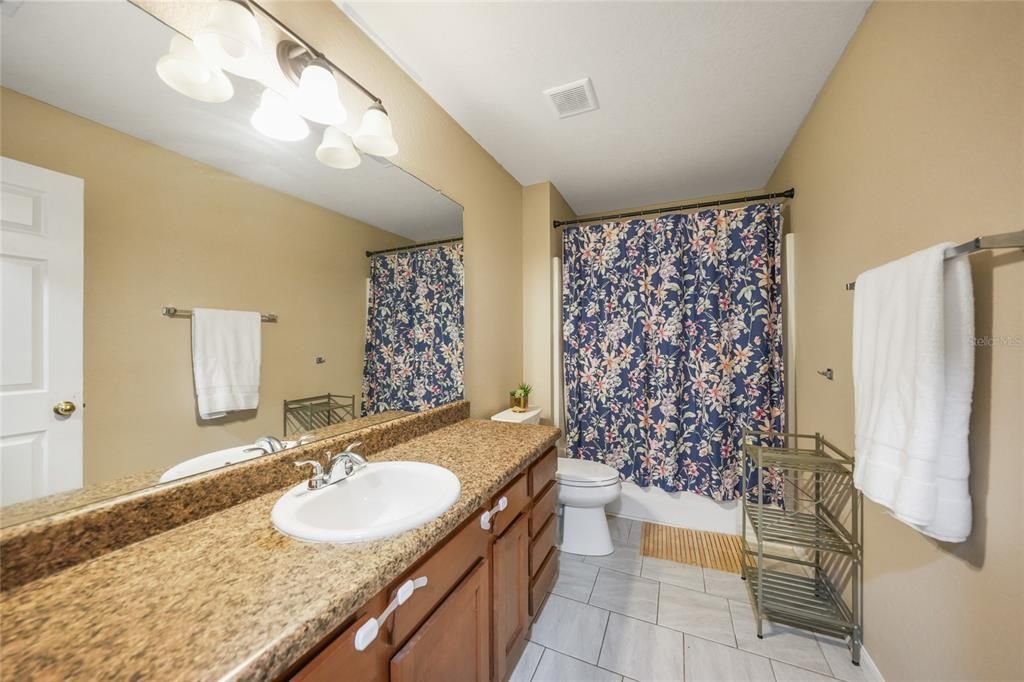 合同活跃: $229,000 (3 贝兹, 2 浴室, 1112 平方英尺)