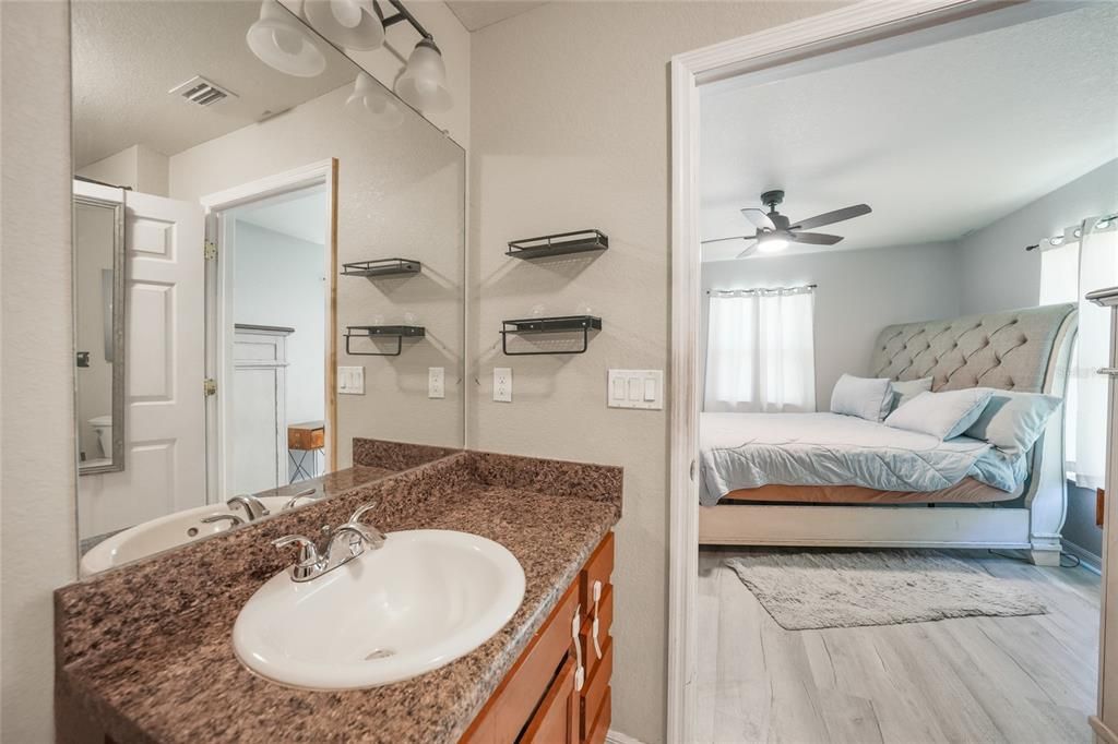 合同活跃: $229,000 (3 贝兹, 2 浴室, 1112 平方英尺)