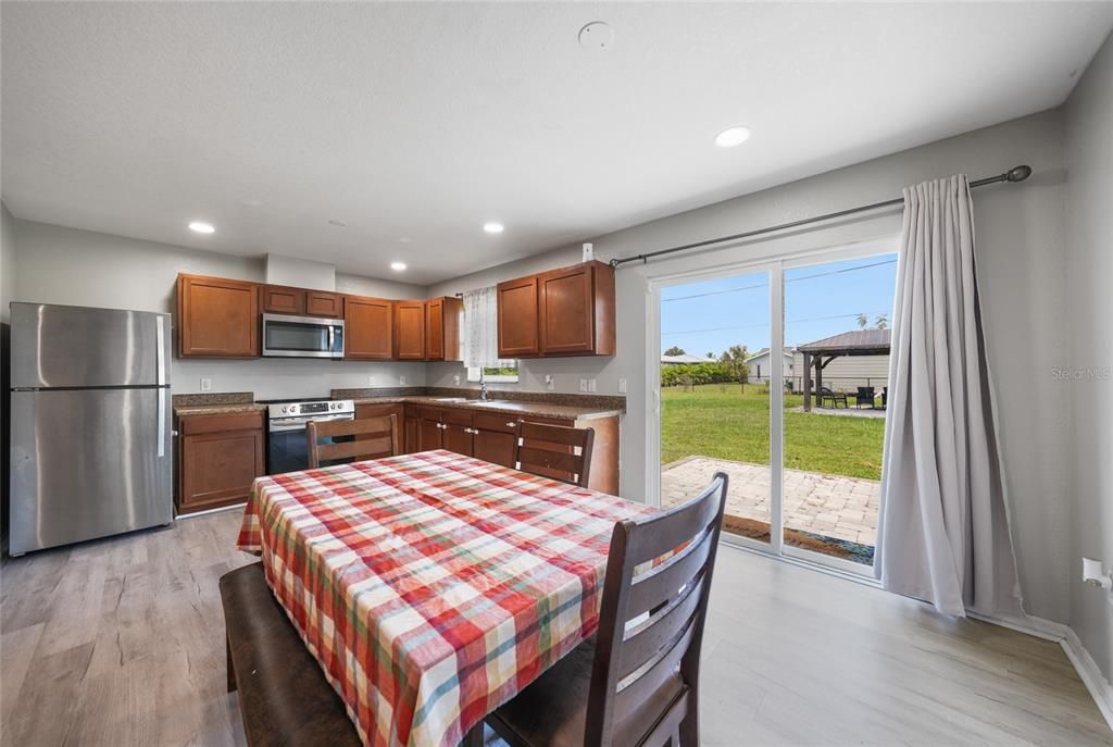 合同活跃: $229,000 (3 贝兹, 2 浴室, 1112 平方英尺)