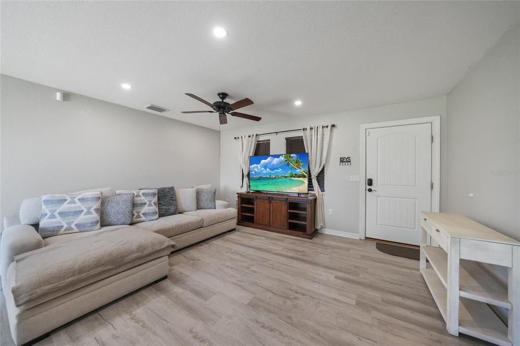 合同活跃: $229,000 (3 贝兹, 2 浴室, 1112 平方英尺)