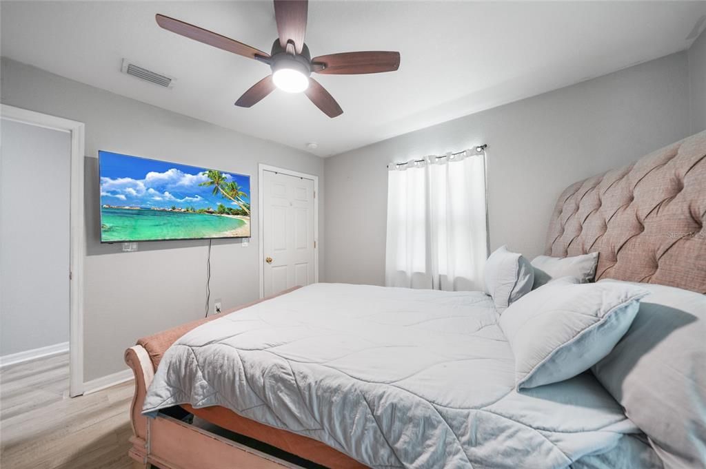 合同活跃: $229,000 (3 贝兹, 2 浴室, 1112 平方英尺)