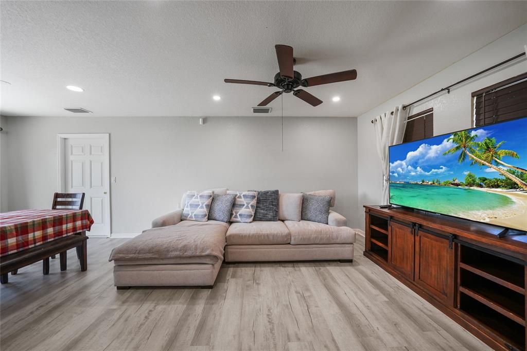 合同活跃: $229,000 (3 贝兹, 2 浴室, 1112 平方英尺)