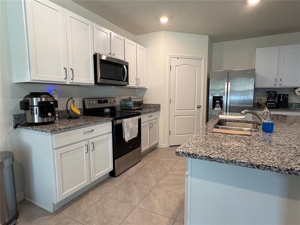 待售: $450,000 (5 贝兹, 3 浴室, 2601 平方英尺)