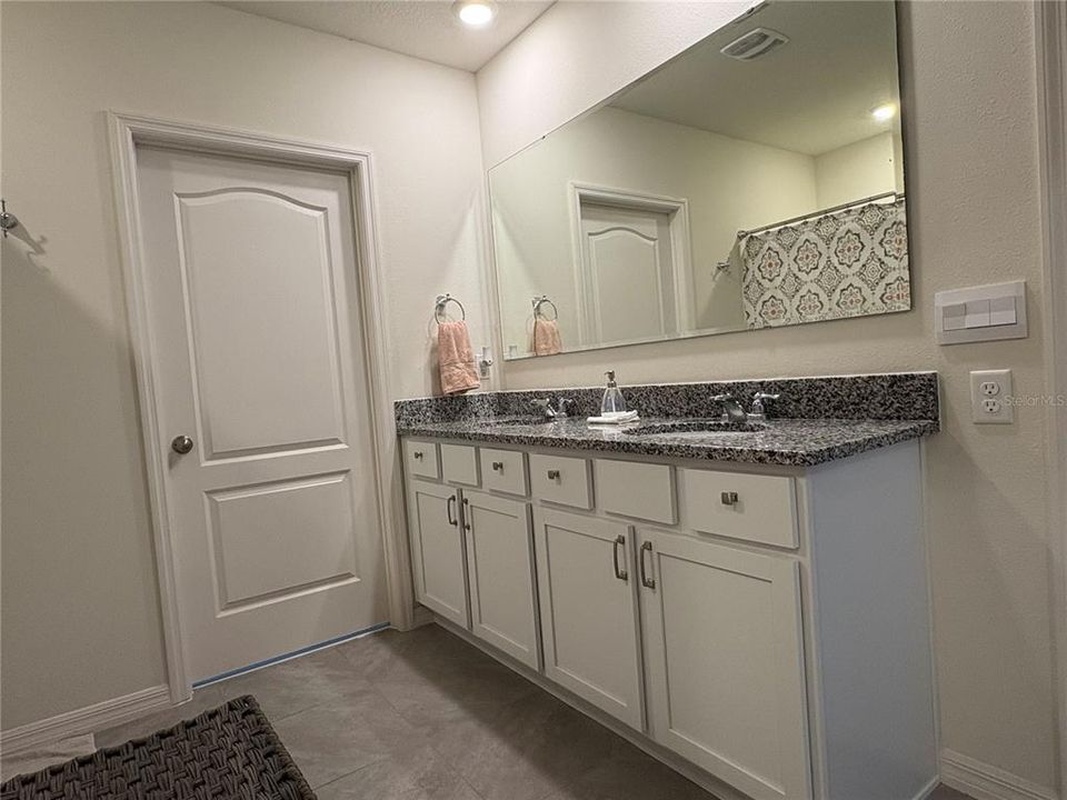 待售: $450,000 (5 贝兹, 3 浴室, 2601 平方英尺)