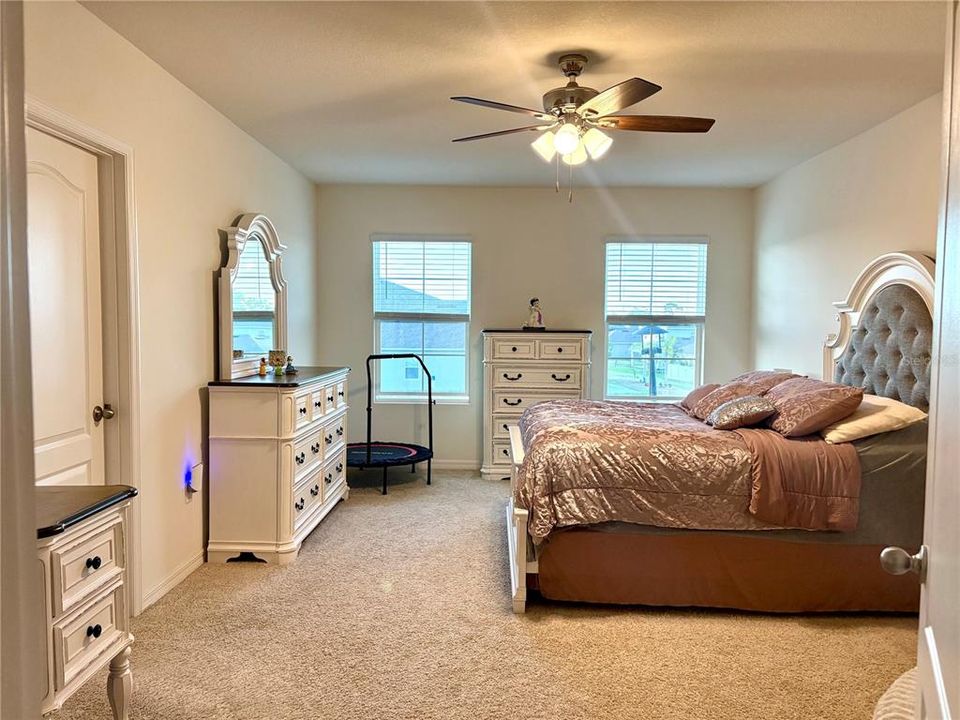 待售: $450,000 (5 贝兹, 3 浴室, 2601 平方英尺)