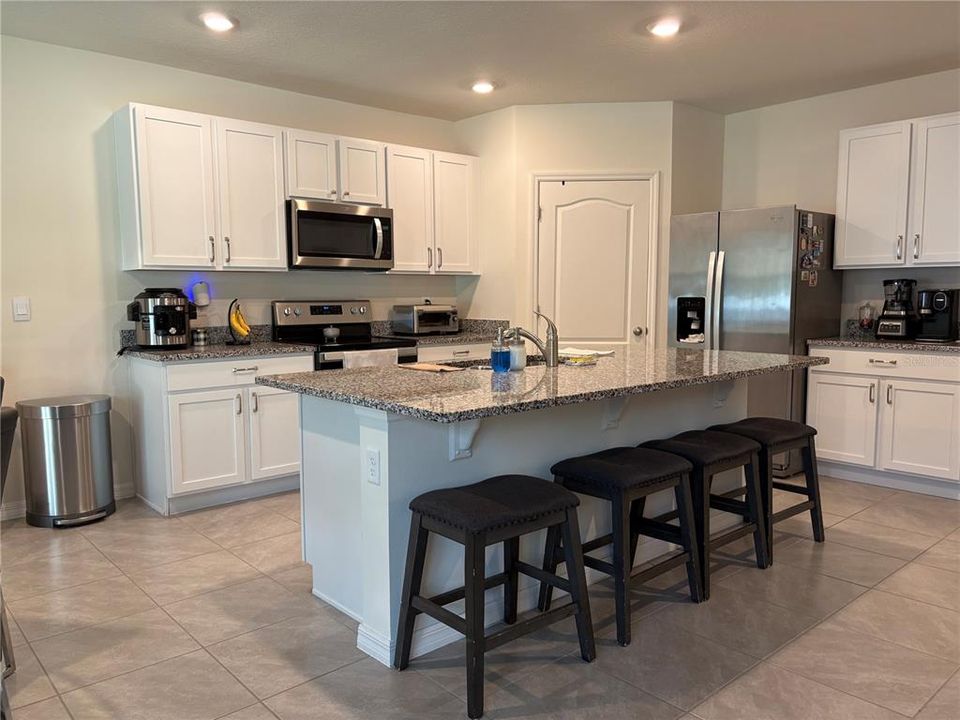 待售: $450,000 (5 贝兹, 3 浴室, 2601 平方英尺)