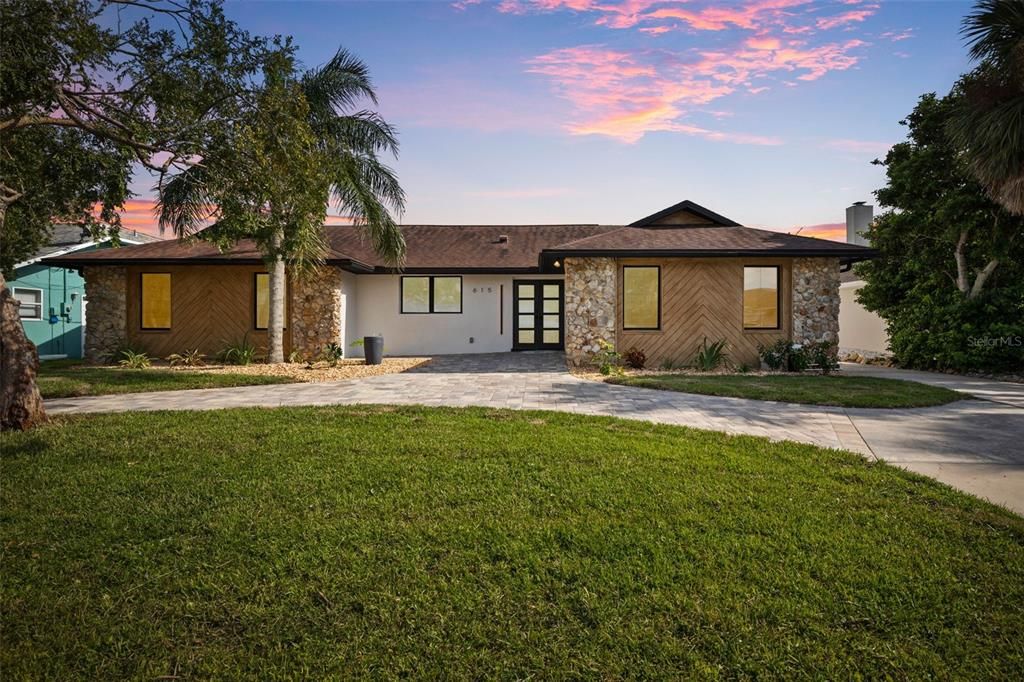 For Sale: $1,049,000 (4 beds, 3 baths, 2541 Square Feet)