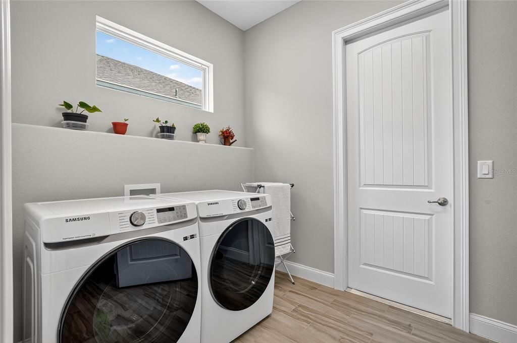 En Venta: $675,000 (4 camas, 3 baños, 2425 Pies cuadrados)