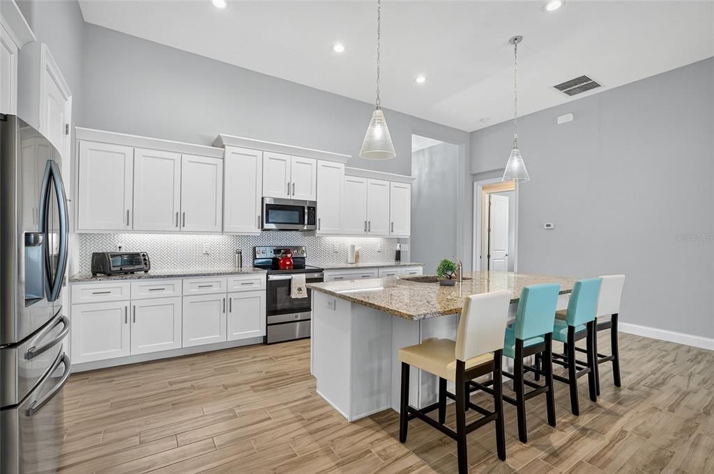 En Venta: $675,000 (4 camas, 3 baños, 2425 Pies cuadrados)