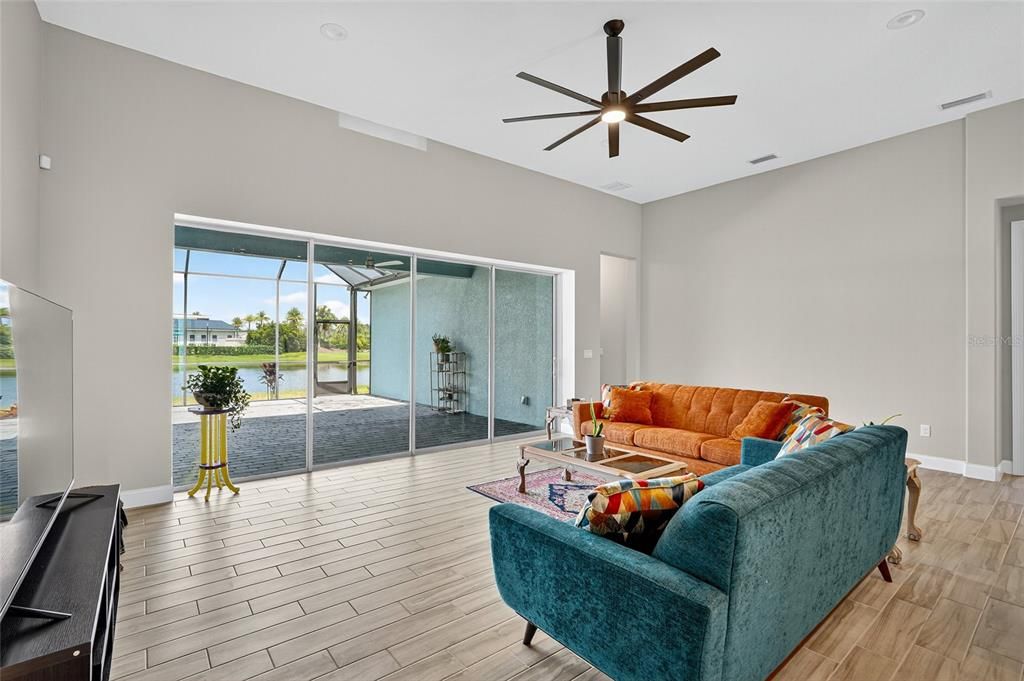 En Venta: $675,000 (4 camas, 3 baños, 2425 Pies cuadrados)