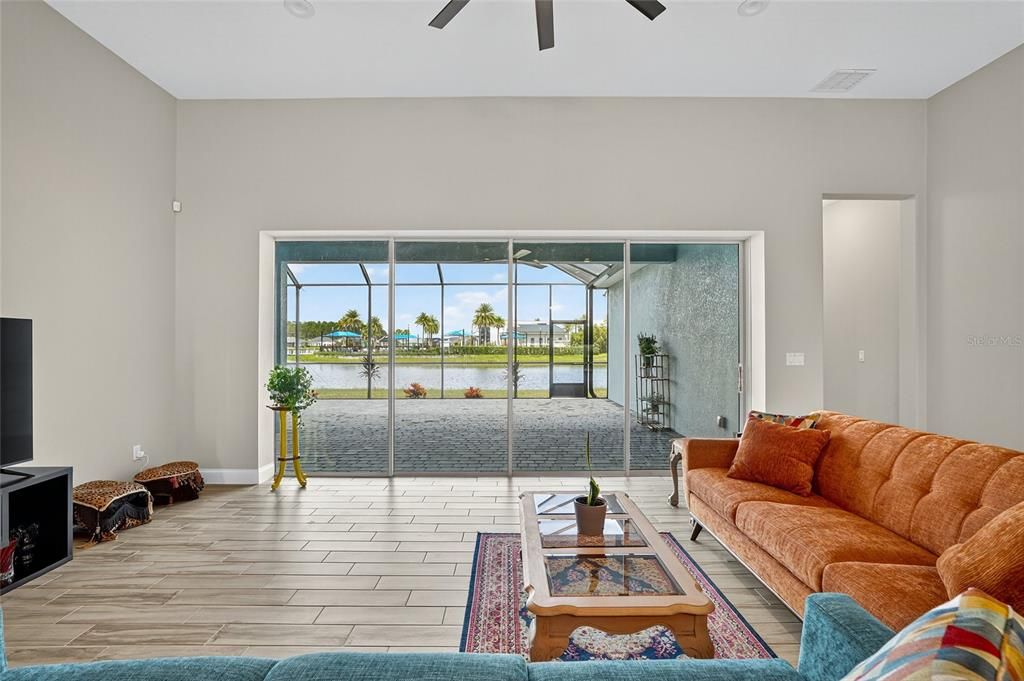 En Venta: $675,000 (4 camas, 3 baños, 2425 Pies cuadrados)