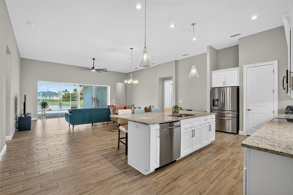 En Venta: $675,000 (4 camas, 3 baños, 2425 Pies cuadrados)