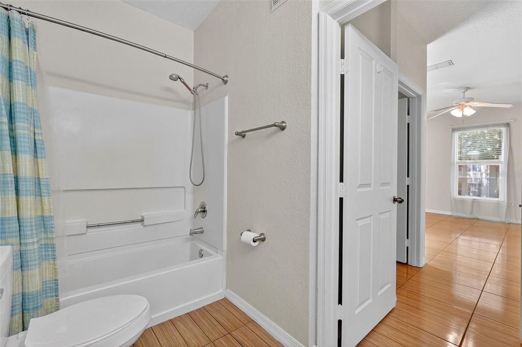 合同活跃: $195,000 (2 贝兹, 2 浴室, 1152 平方英尺)