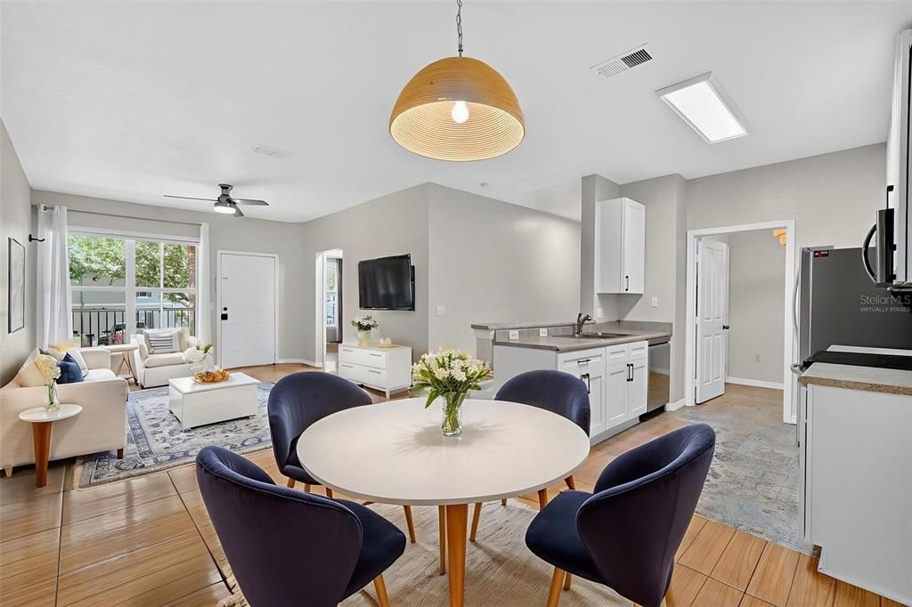 合同活跃: $195,000 (2 贝兹, 2 浴室, 1152 平方英尺)