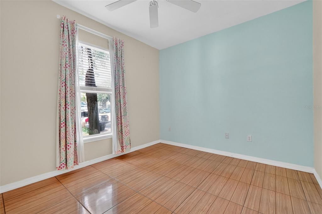 合同活跃: $195,000 (2 贝兹, 2 浴室, 1152 平方英尺)