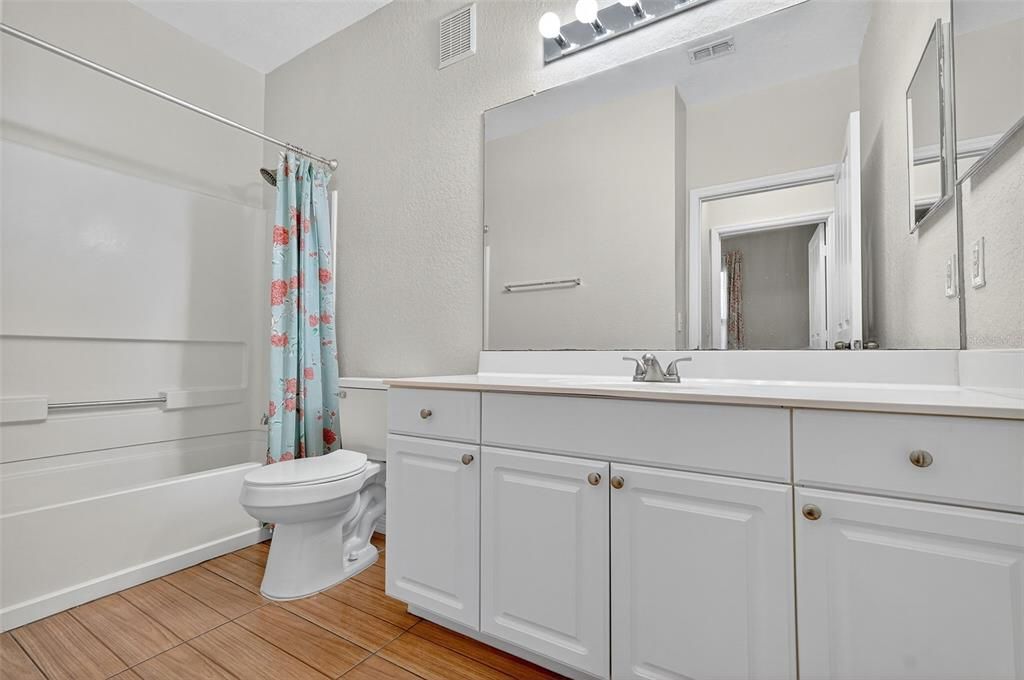 合同活跃: $195,000 (2 贝兹, 2 浴室, 1152 平方英尺)