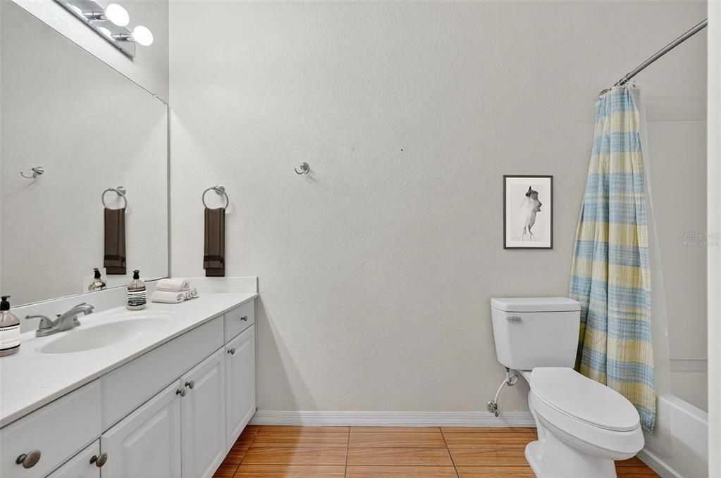 合同活跃: $195,000 (2 贝兹, 2 浴室, 1152 平方英尺)