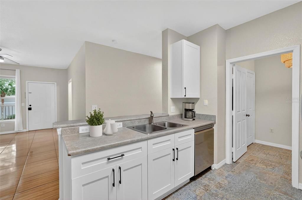 合同活跃: $195,000 (2 贝兹, 2 浴室, 1152 平方英尺)