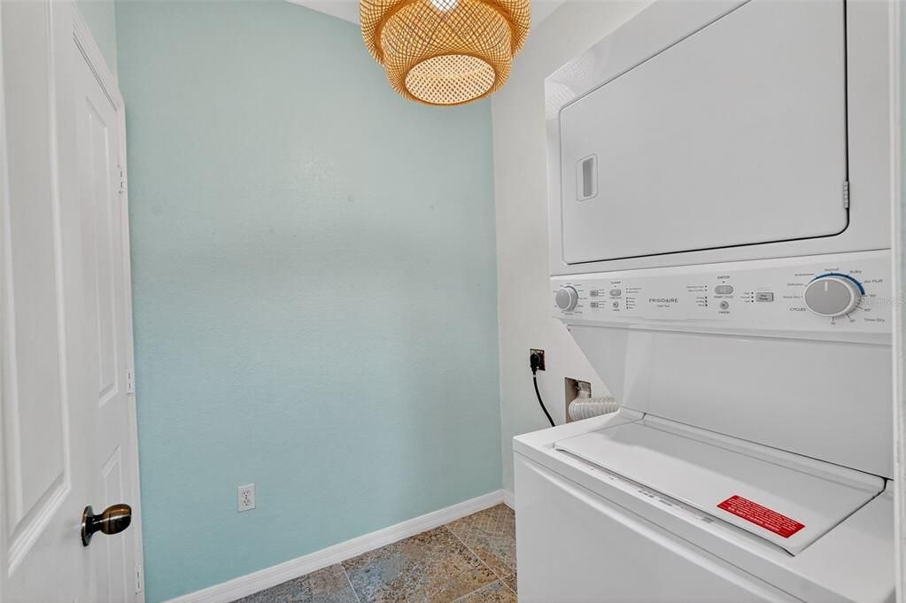 合同活跃: $195,000 (2 贝兹, 2 浴室, 1152 平方英尺)