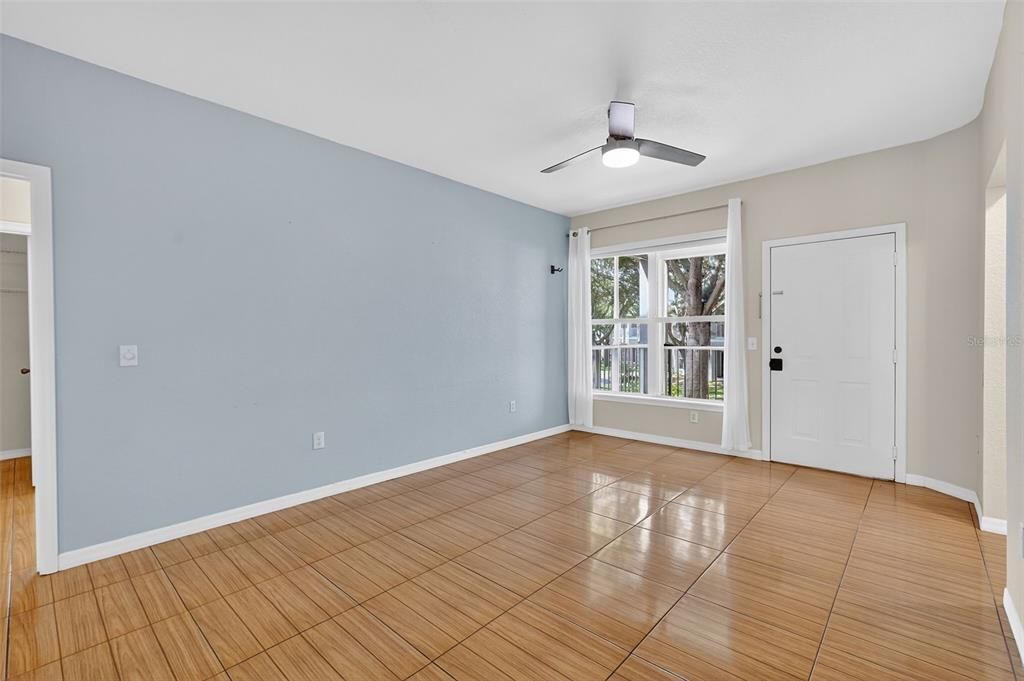 合同活跃: $195,000 (2 贝兹, 2 浴室, 1152 平方英尺)