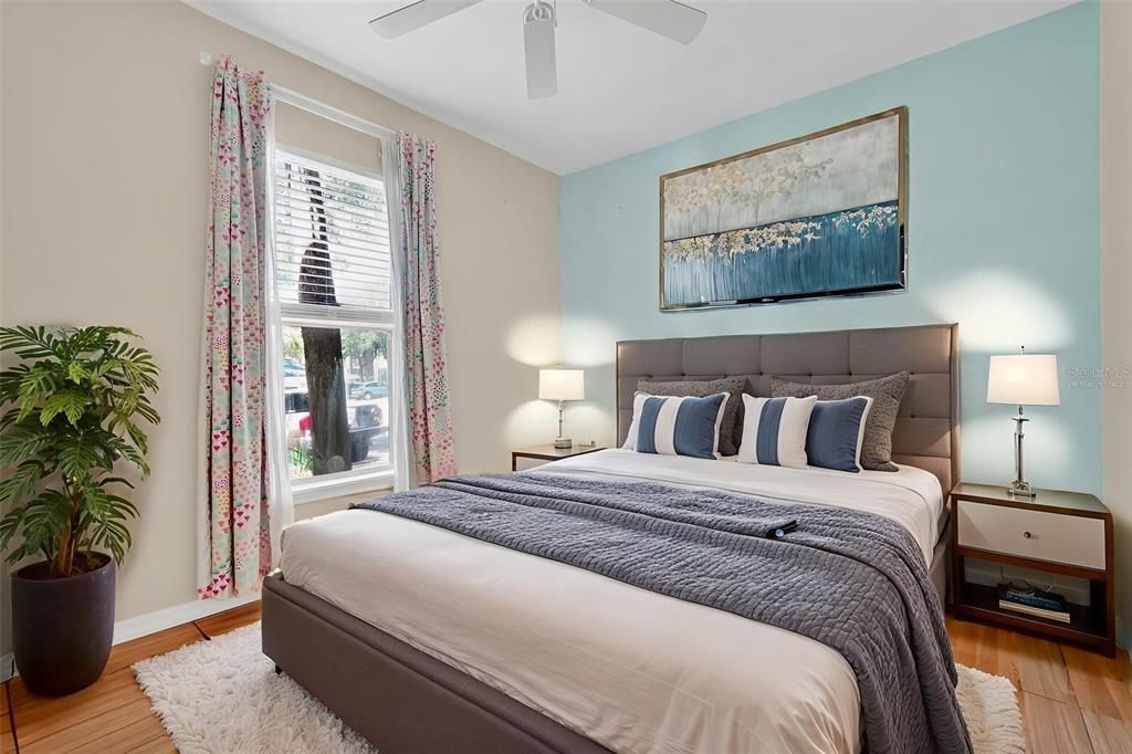 合同活跃: $195,000 (2 贝兹, 2 浴室, 1152 平方英尺)