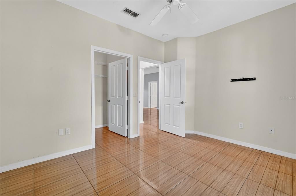 合同活跃: $195,000 (2 贝兹, 2 浴室, 1152 平方英尺)