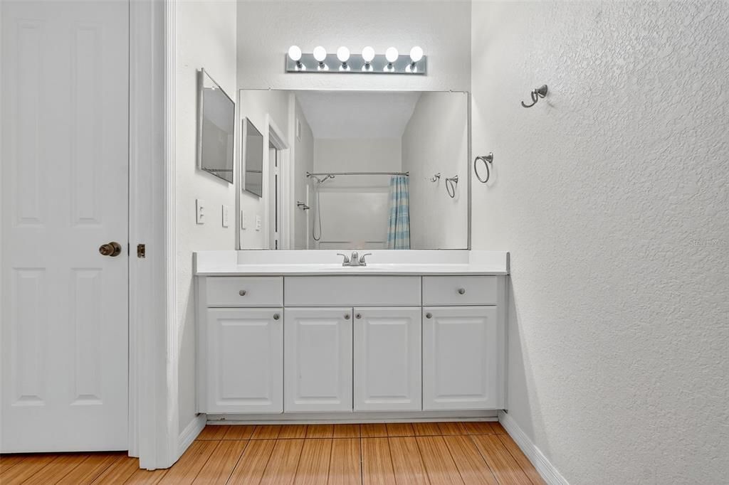 合同活跃: $195,000 (2 贝兹, 2 浴室, 1152 平方英尺)