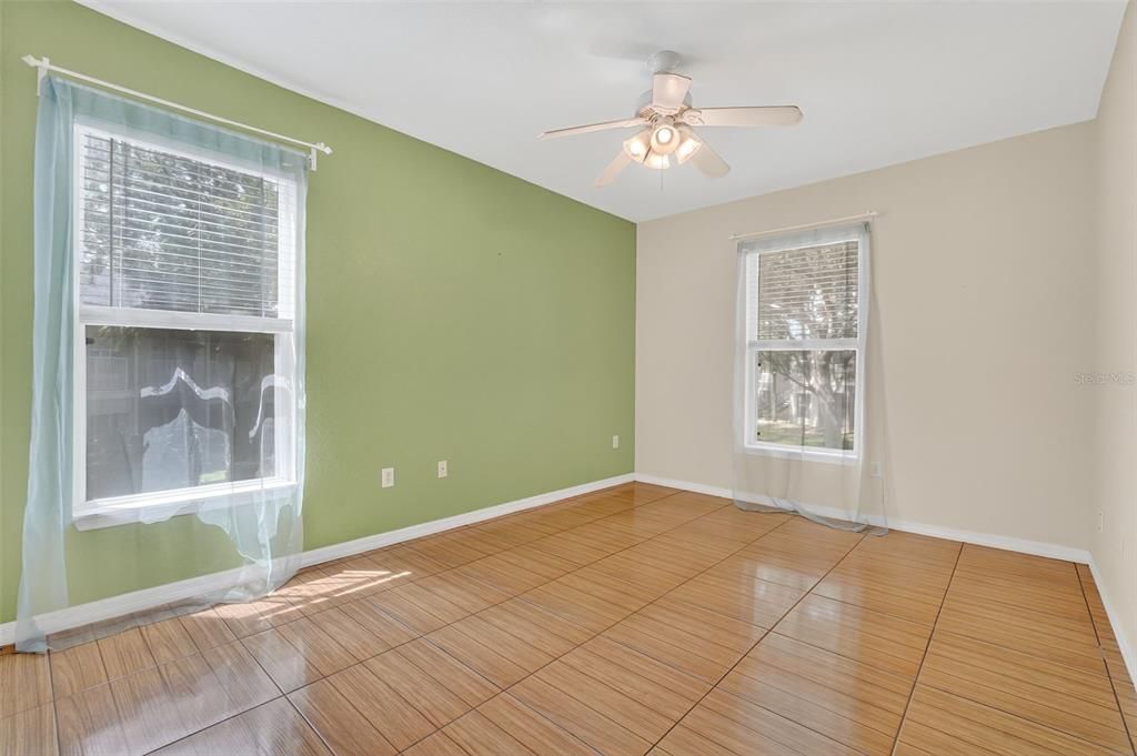 合同活跃: $195,000 (2 贝兹, 2 浴室, 1152 平方英尺)