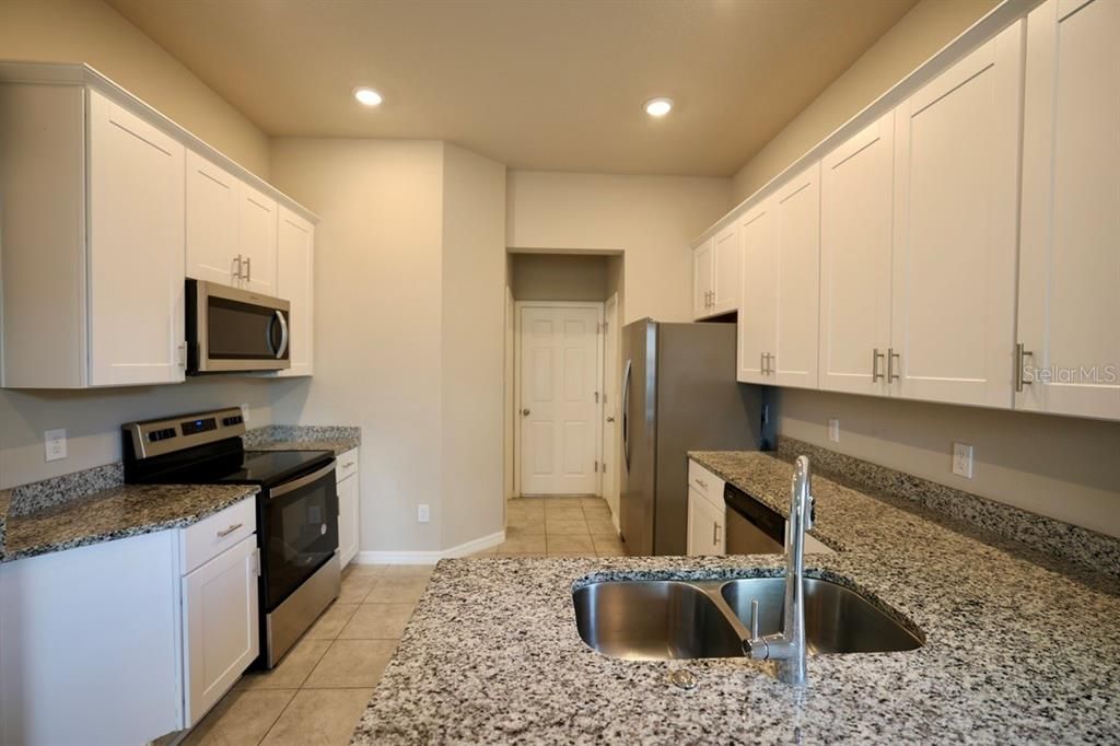 En Venta: $330,000 (4 camas, 2 baños, 2101 Pies cuadrados)