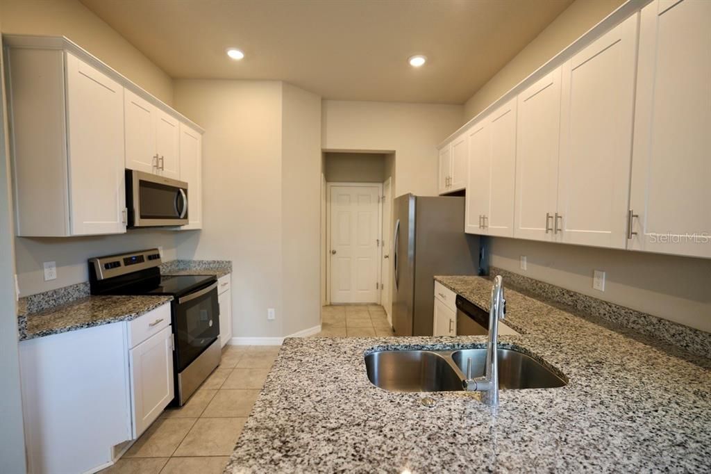 En Venta: $330,000 (4 camas, 2 baños, 2101 Pies cuadrados)