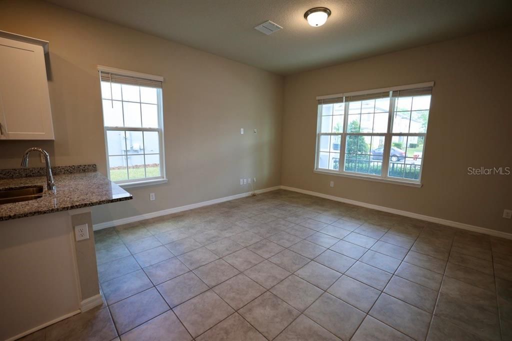 En Venta: $330,000 (4 camas, 2 baños, 2101 Pies cuadrados)