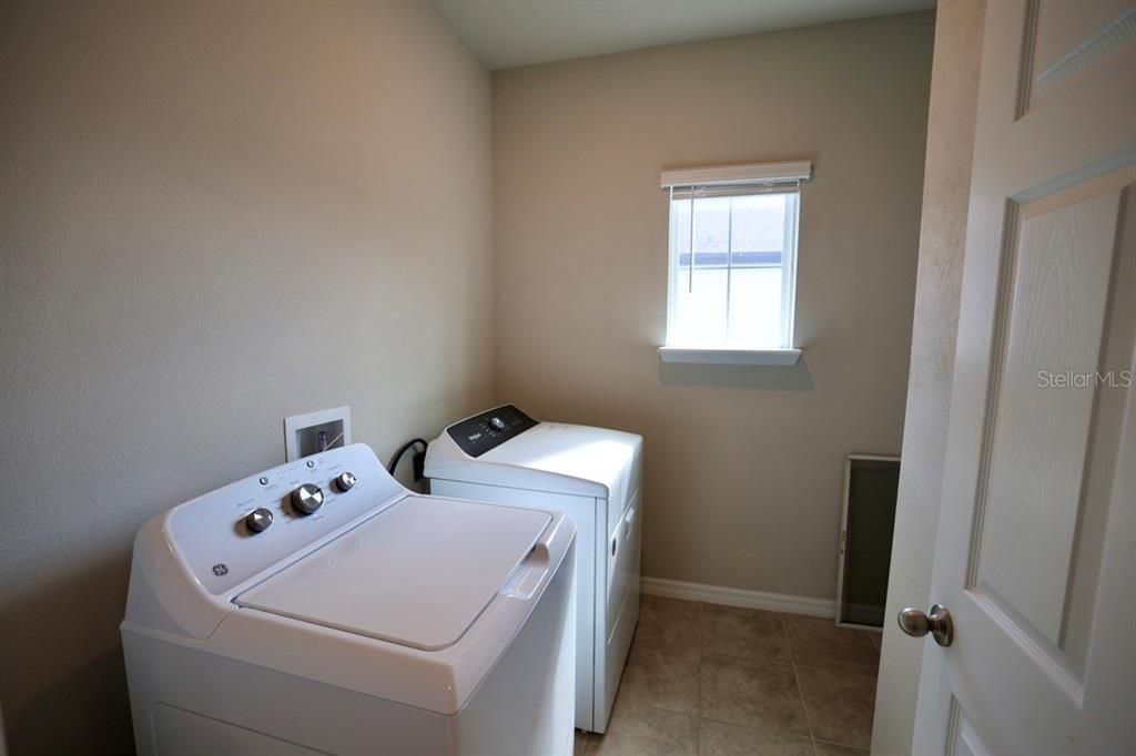 En Venta: $330,000 (4 camas, 2 baños, 2101 Pies cuadrados)