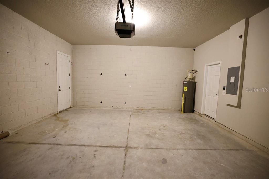 En Venta: $330,000 (4 camas, 2 baños, 2101 Pies cuadrados)