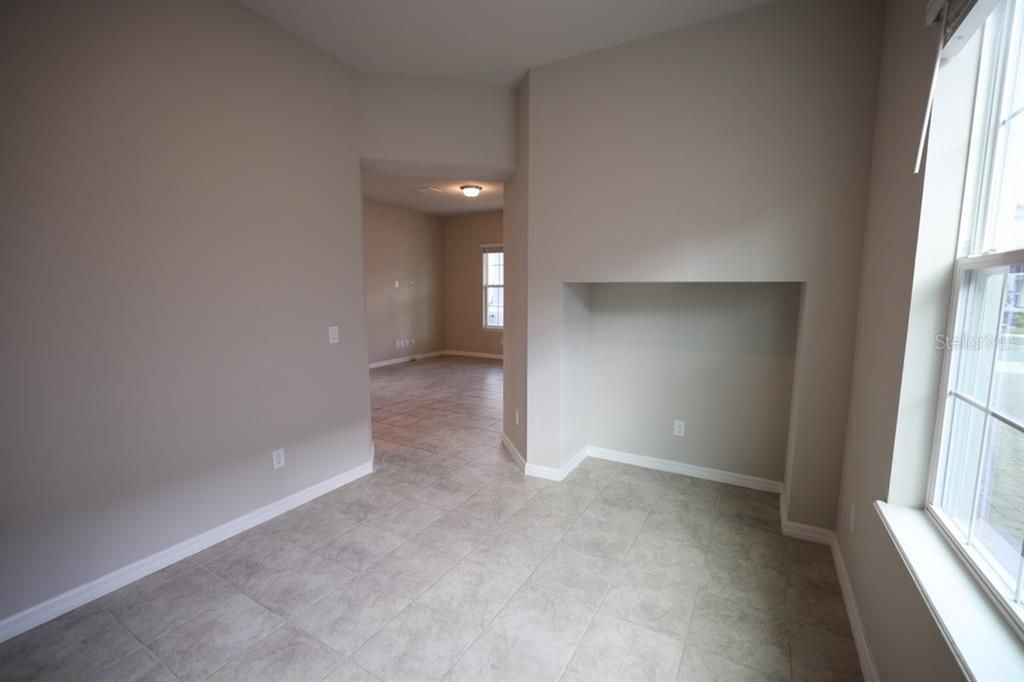 En Venta: $330,000 (4 camas, 2 baños, 2101 Pies cuadrados)