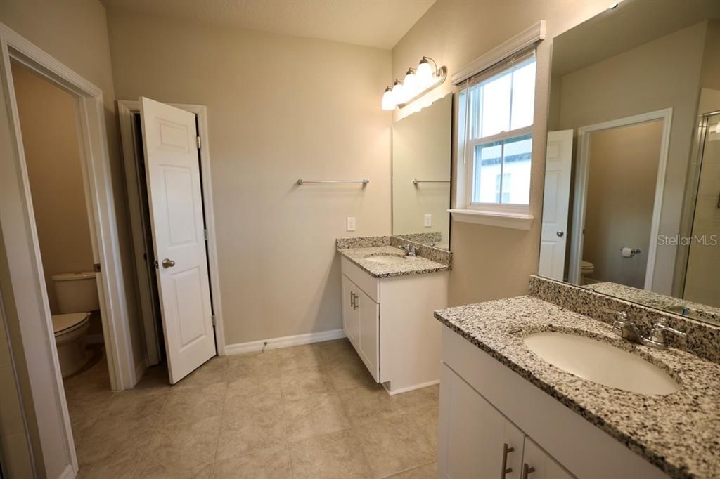 En Venta: $330,000 (4 camas, 2 baños, 2101 Pies cuadrados)