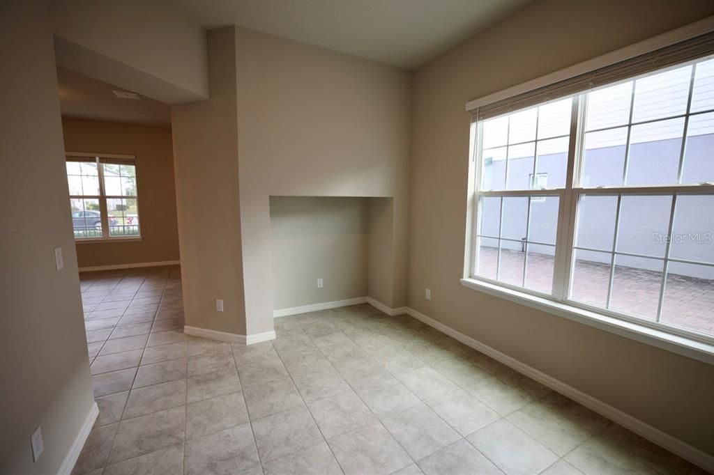 En Venta: $330,000 (4 camas, 2 baños, 2101 Pies cuadrados)